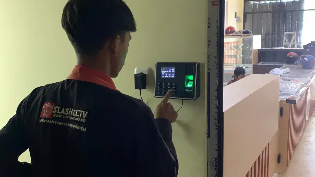 Pemasangan CCTV, Fingerprint, Speaker, Monitor di ROKEZ — foto 5